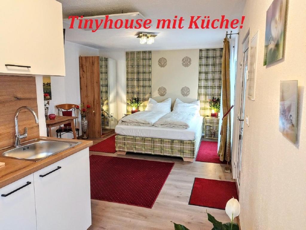 费尔特拉科什Tinyhouses am Neusiedlersee的一个小房子里的一个小厨房,配有床
