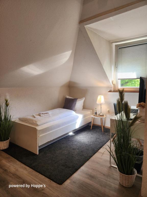 维滕霍佩酒店的阁楼卧室配有白色床