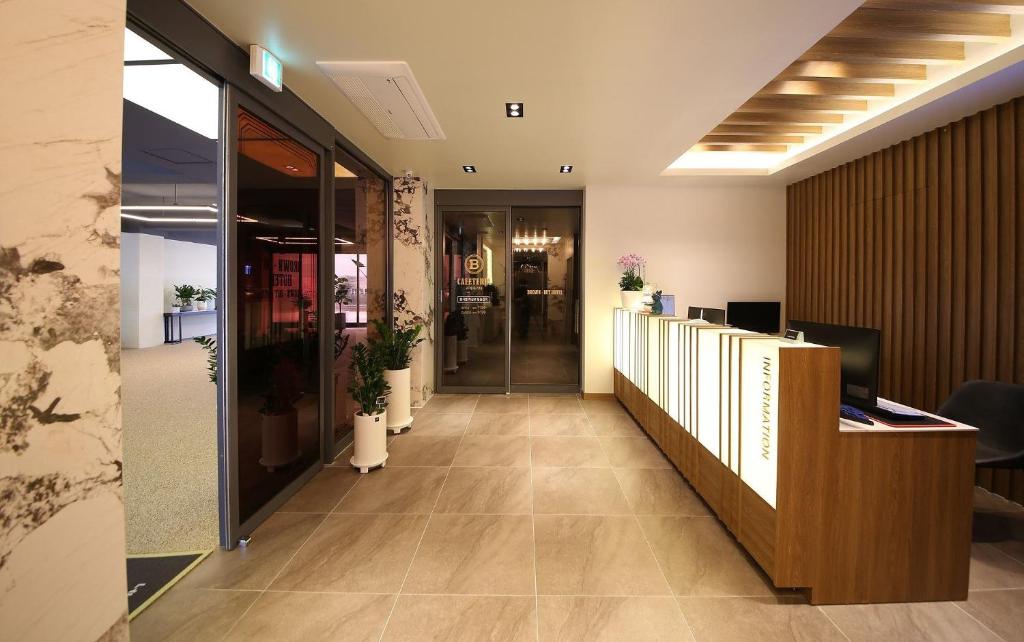 光州Brown Dot Hotel Sinan的办公大厅设有前台和走廊