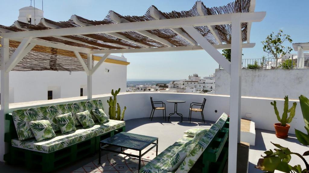 贝赫尔-德拉弗龙特拉Casa Bonhomía的屋顶上带沙发和椅子的庭院