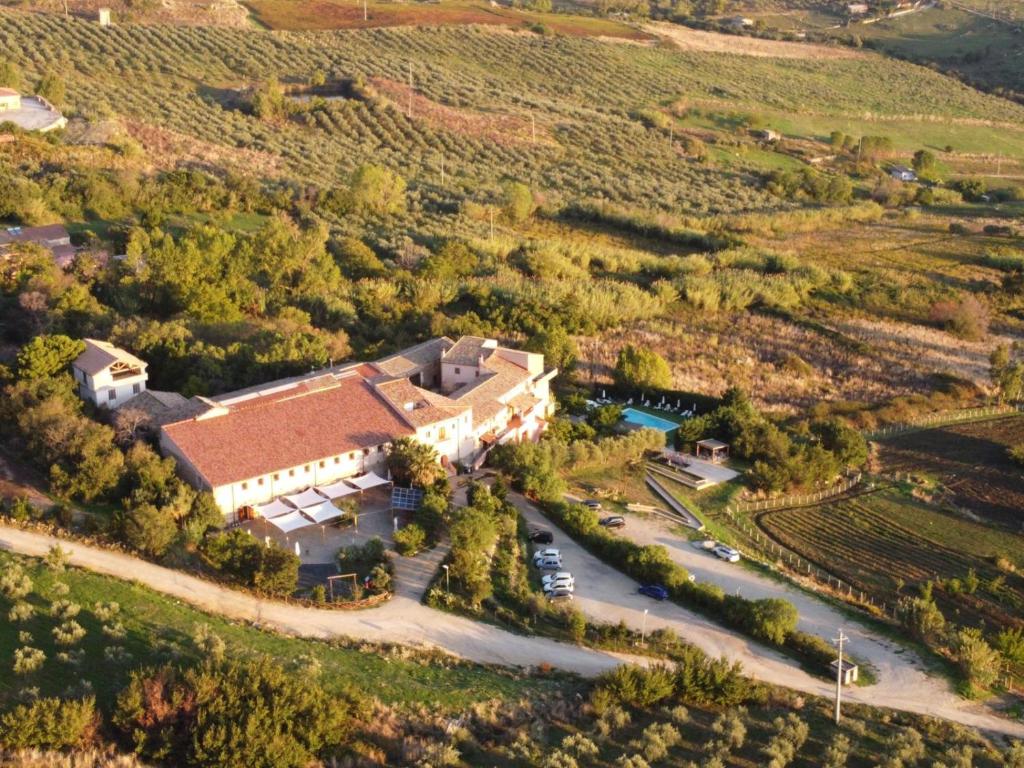 圣朱塞佩亚托Agriturismo Masseria La Chiusa的葡萄园内房屋的空中景观