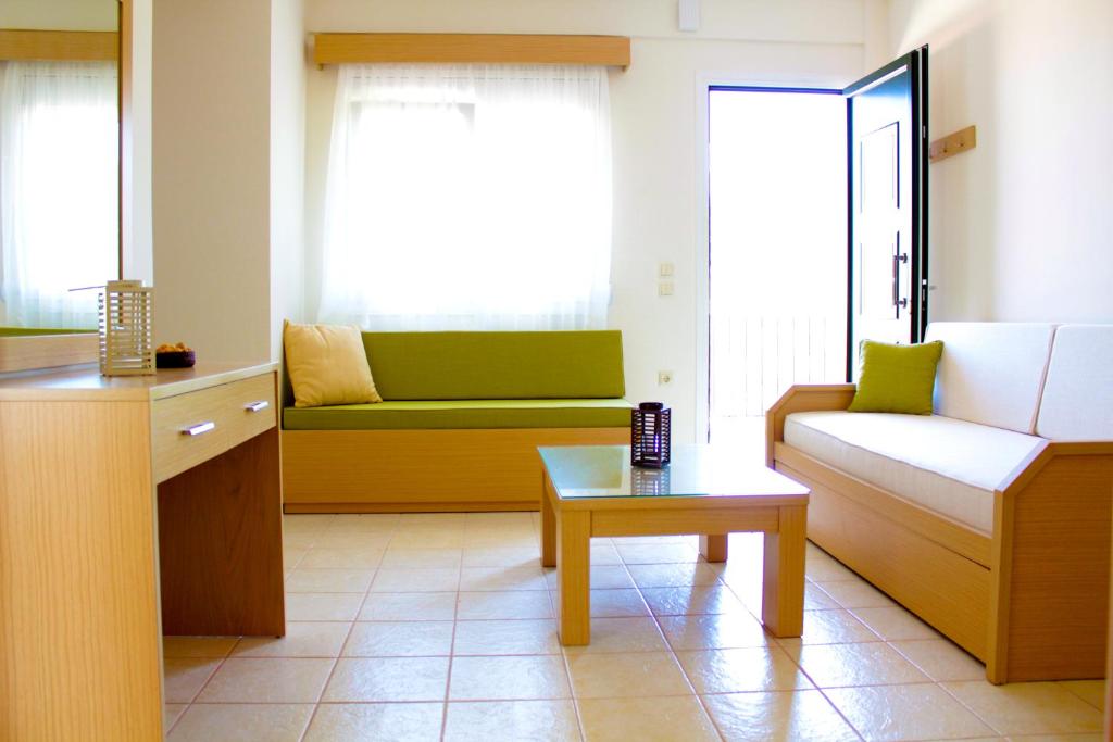 弗尔卡Olive Tree Apartments的客厅配有沙发和桌子