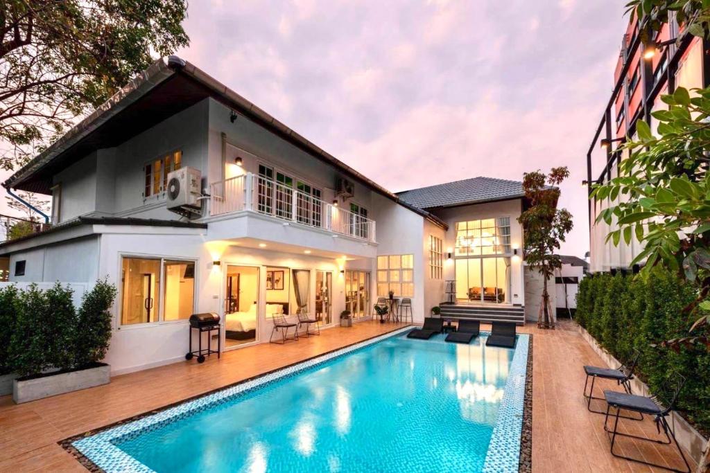 清迈Nimman Villa 17 Chiangmai - SHA PLUS的一座房子前面设有游泳池