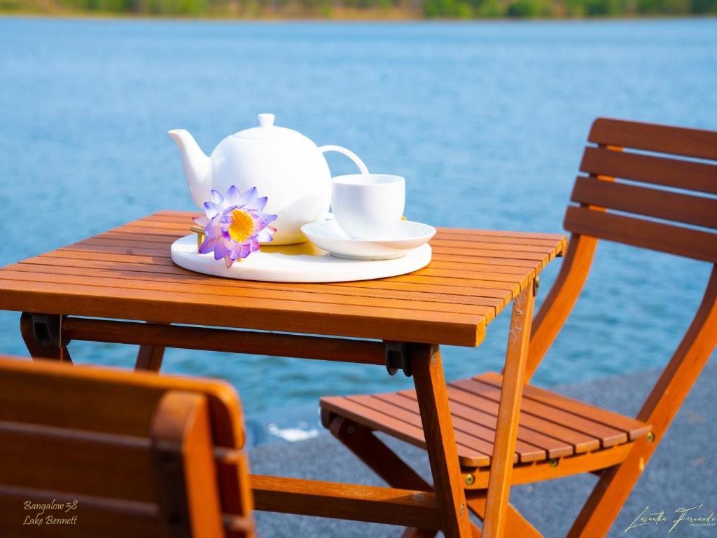 Lake BennettBungalow 58的茶壶和茶杯的桌子