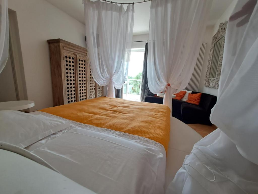 La casa de riki的卧室配有带白色窗帘的床和窗户。