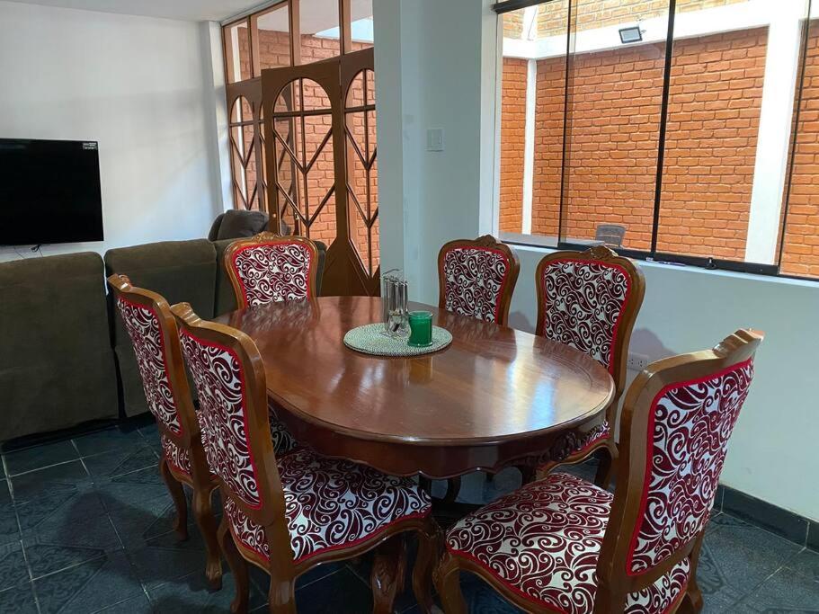 卡哈马卡Casa Hospedaje Cajamarca的桌子和椅子