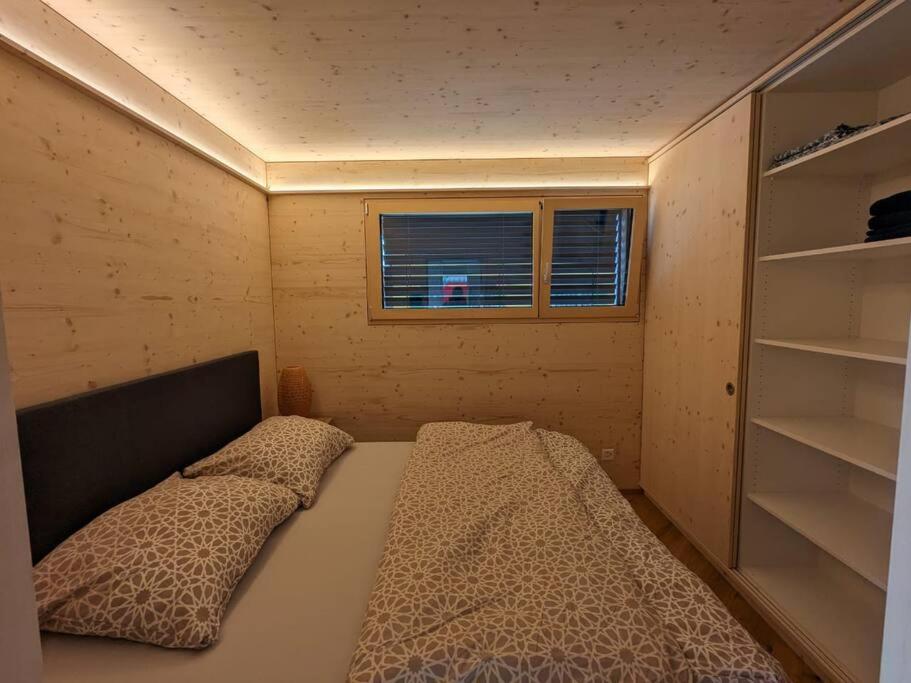 施伦贝格TinyHouse - (D)ein Ferienhaus的一间小卧室,配有床和窗户