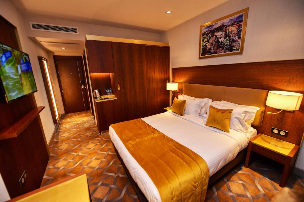奥兰LE PALME HOTEL的配有一张床和一台平面电视的酒店客房