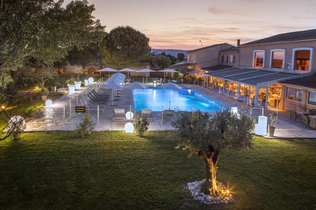 皮耶尔拉特乐多门蒂斯奥利克斯酒店的享有游泳池的顶部景色