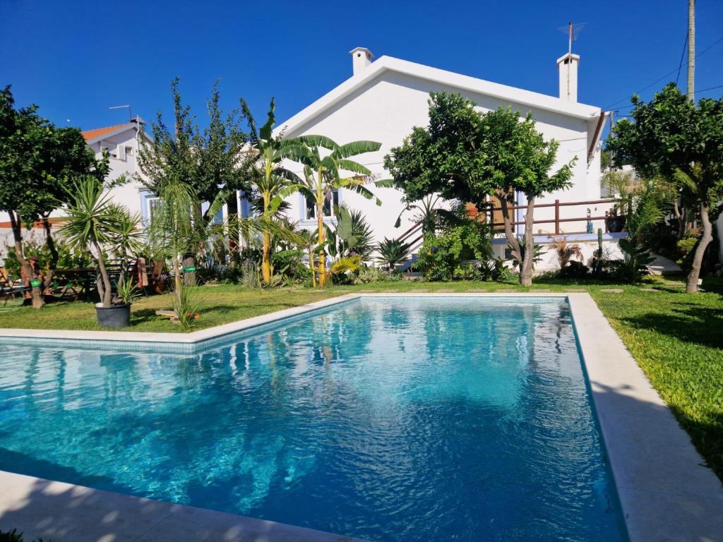沙尔内卡Vila Vale Guest House - Surf & Yoga的房屋前的游泳池