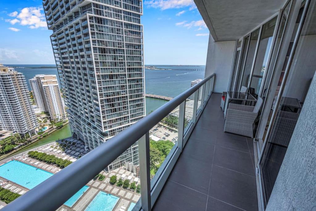 迈阿密Icon Luxury 34th Floor Amazing Oceanview, Brickell的阳台享有大楼的海景。