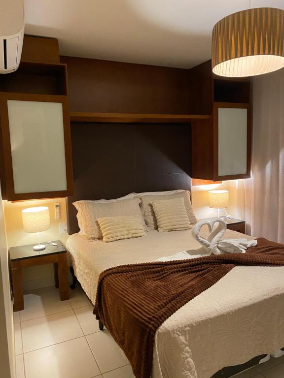 卡姆布库VG Sun Cumbuco Bangalô Vista Mar的一间卧室配有一张大床和两盏灯