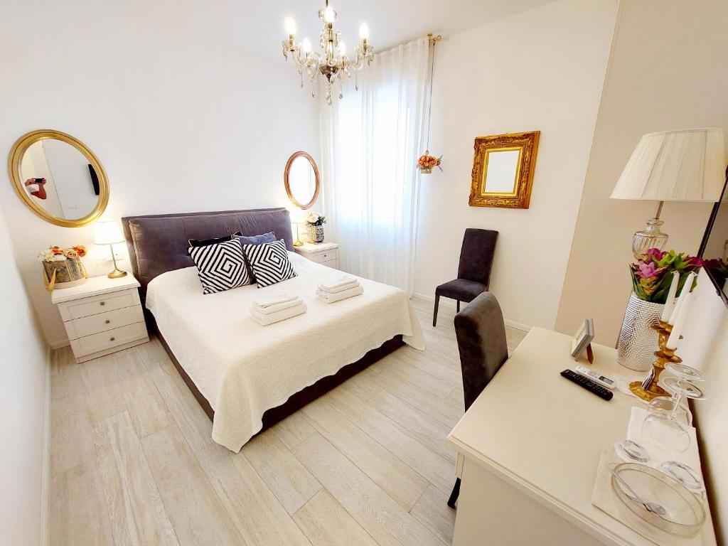 维罗纳Piccolo Mondo Verona的一间卧室配有一张床、一张书桌和一面镜子