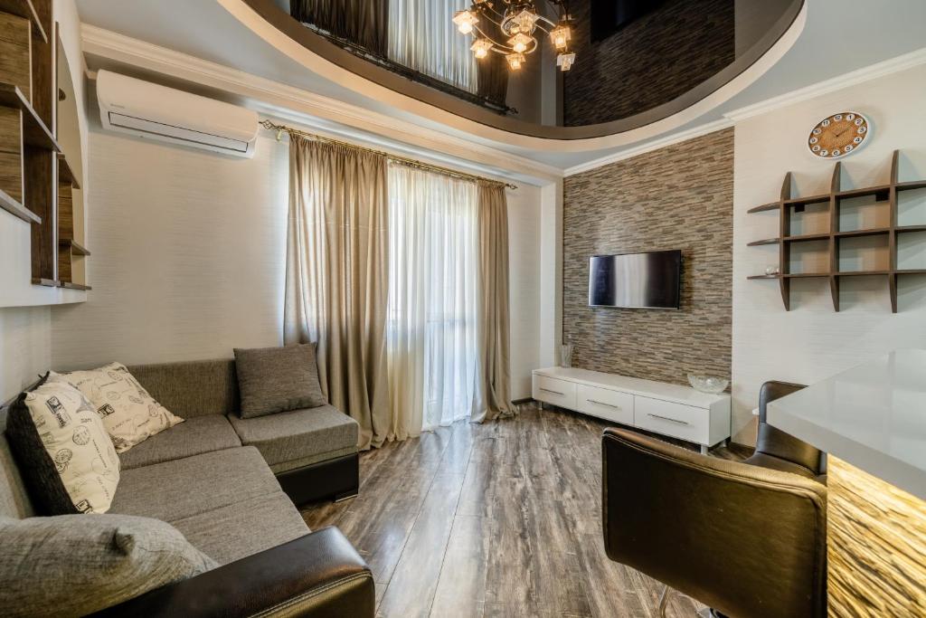 第比利斯Cozy Apartment的带沙发和电视的客厅