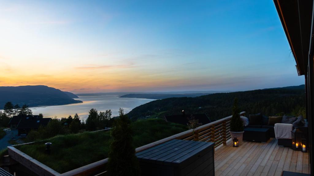 StangeHide Hut - Amazing view 50 min from Oslo的站在湖景甲板上的女人