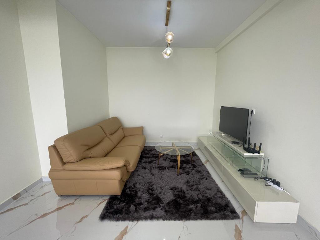 罗安达Pimenova Residence的带沙发和电视的客厅