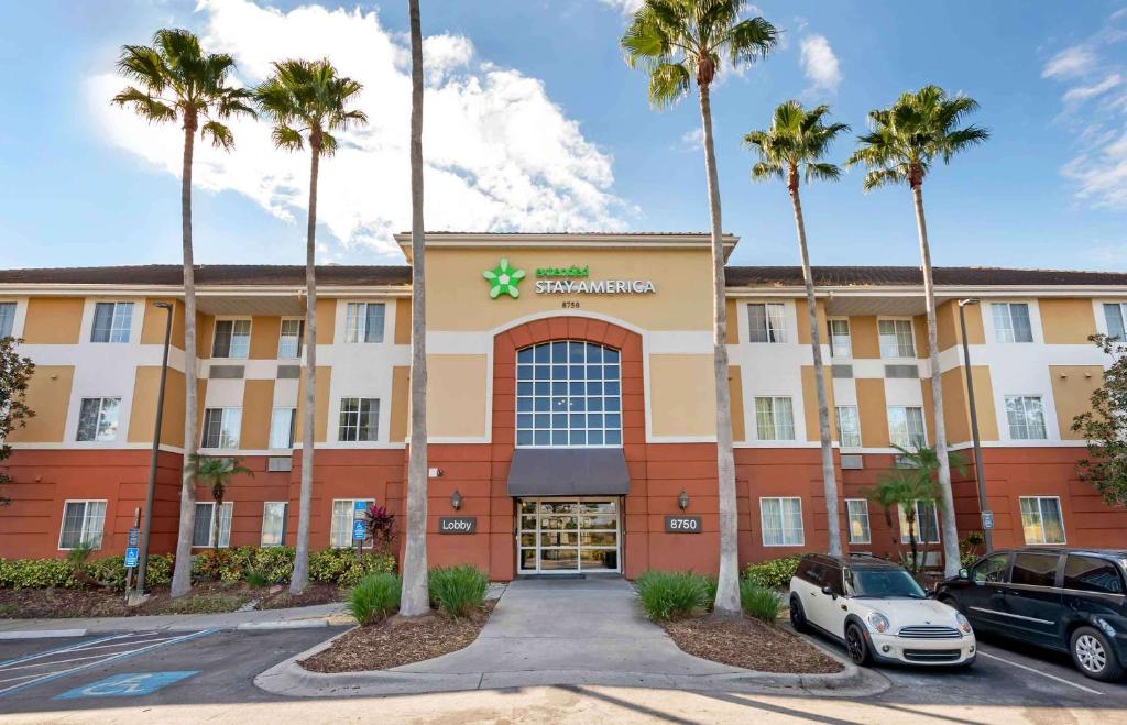 奥兰多奥兰多会展中心环球大道长住美国酒店的前面有棕榈树的酒店