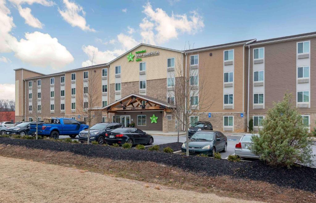 利西亚斯普林斯Extended Stay America Suites - Atlanta - Lithia Springs的停车场内停放汽车的大型建筑