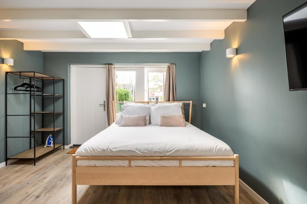 赞德沃特Studio Luxe 31 Zandvoort met gratis parkeerplaats的一间卧室设有一张床和一个窗口