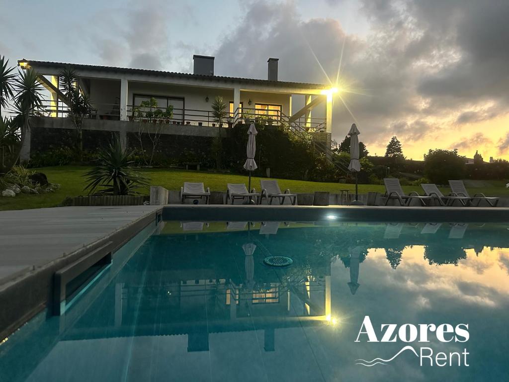 FarroupoCasa das Hortências by Azoresrent的别墅前设有游泳池