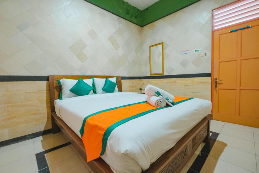 日惹Homestay Simply Homy Jogja dekat Gembira Loka Zoo的一间卧室,床上放着两只动物