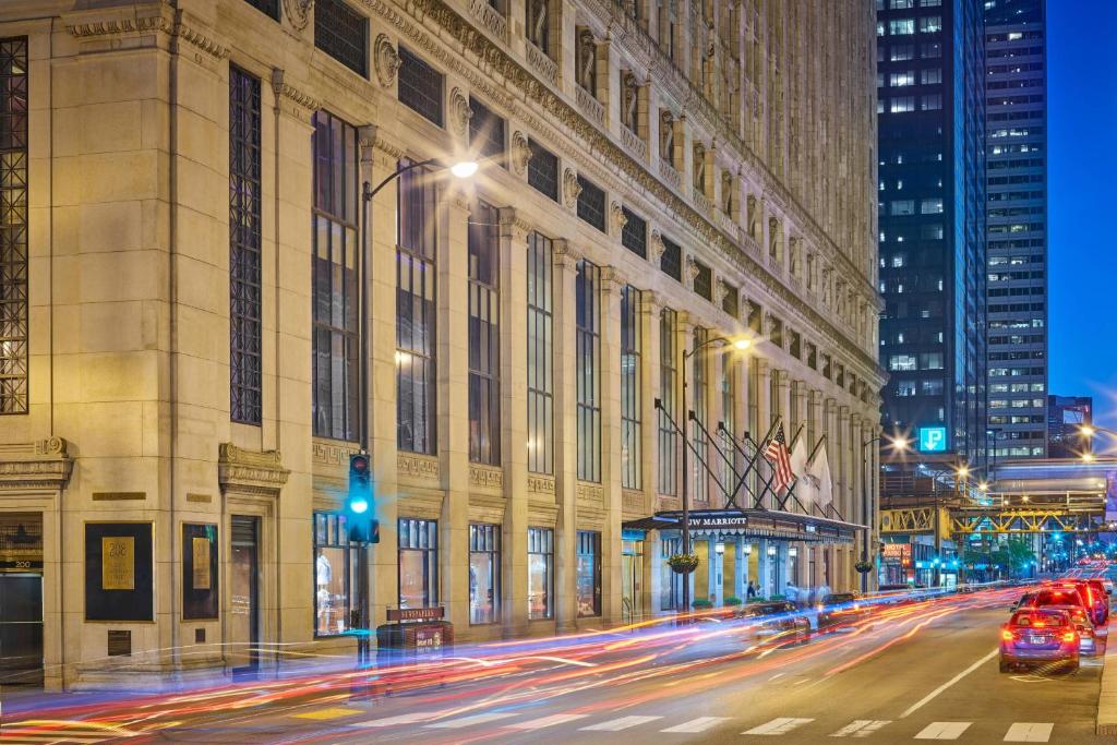 芝加哥芝加哥JW万豪酒店的一条城市街道,汽车驶过大建筑