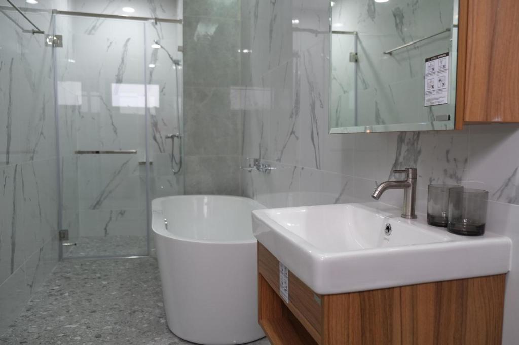 曼谷雪梨的民宿：Sukumvit 36的一间带水槽和淋浴的浴室