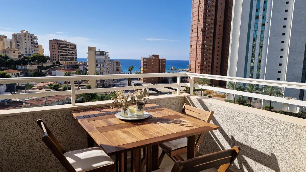 贝尼多姆Calasol - Moderno Apartamento en Cala de Finestrat的市景阳台桌子