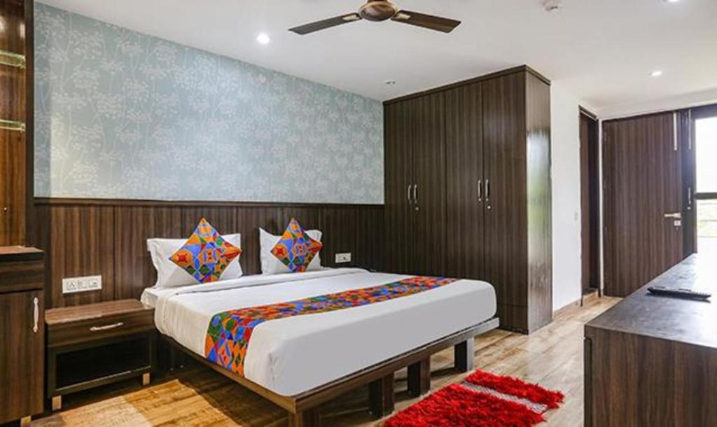 新德里FabExpress RG Stay的一间卧室配有一张大床和吊扇