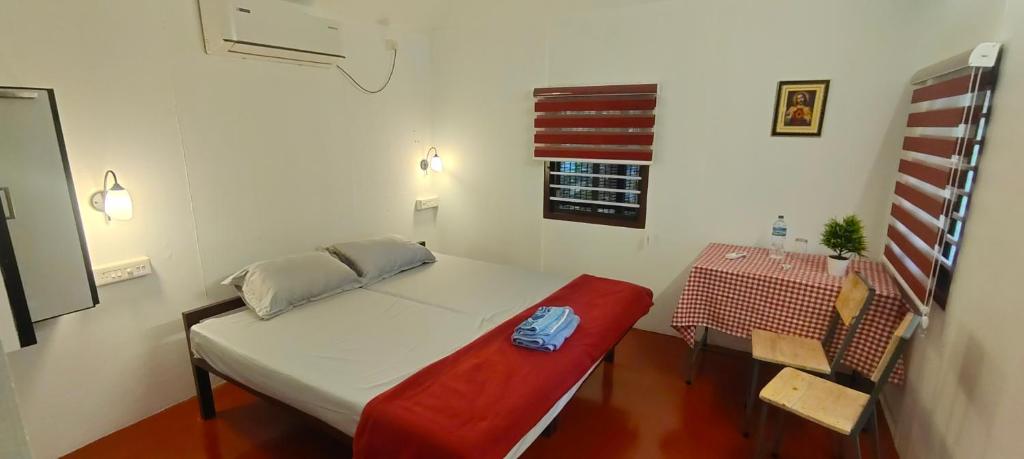 马拉利库兰Coastal Cabana Marari的小房间设有一张床和一张桌子