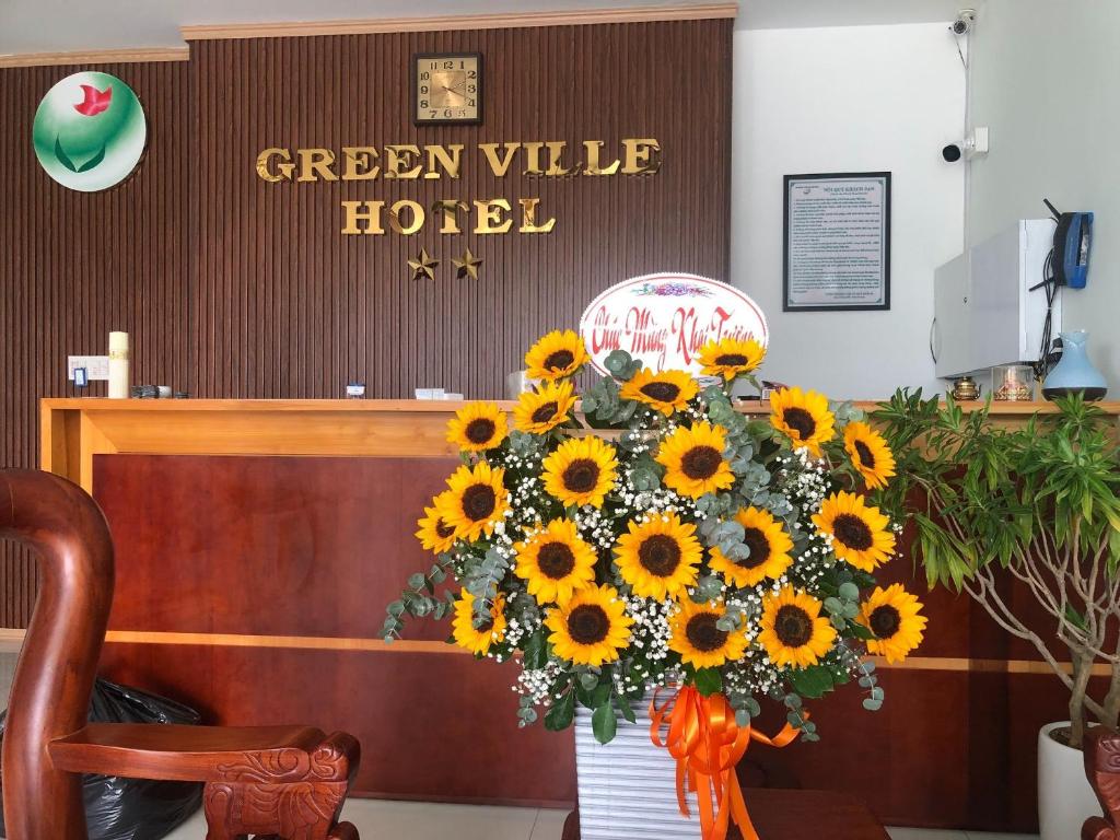 Xa Dau GiayGreen Ville Hotel Đồng Nai的绿色山谷酒店前的向日葵花瓶