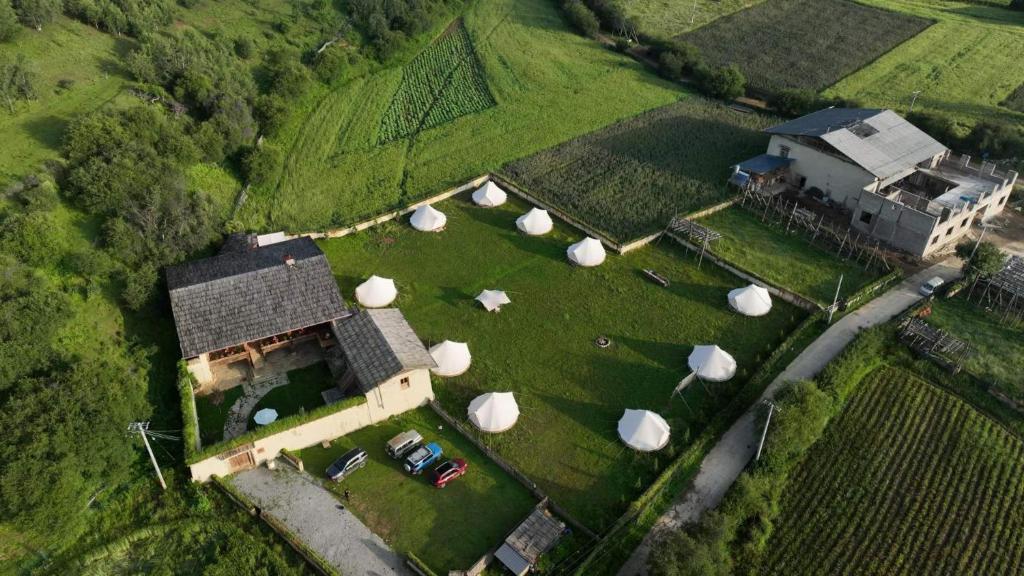 香格里拉香格里拉仁安溜达农场帐篷庄园的草本屋空中景色