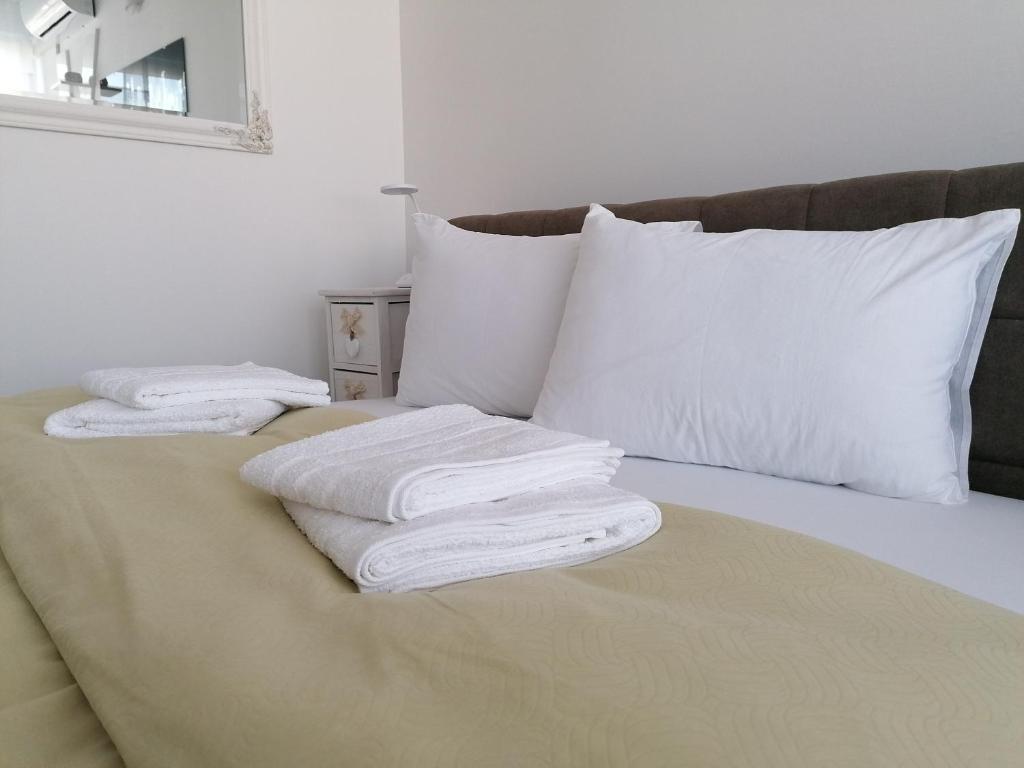 武科瓦尔Apartman Enio的两条毛巾被堆在床上