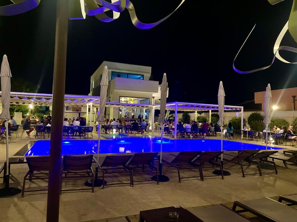 米内尔维诺迪莱切卡萨诺瓦住宿加早餐酒店的一个带桌椅的夜间游泳池