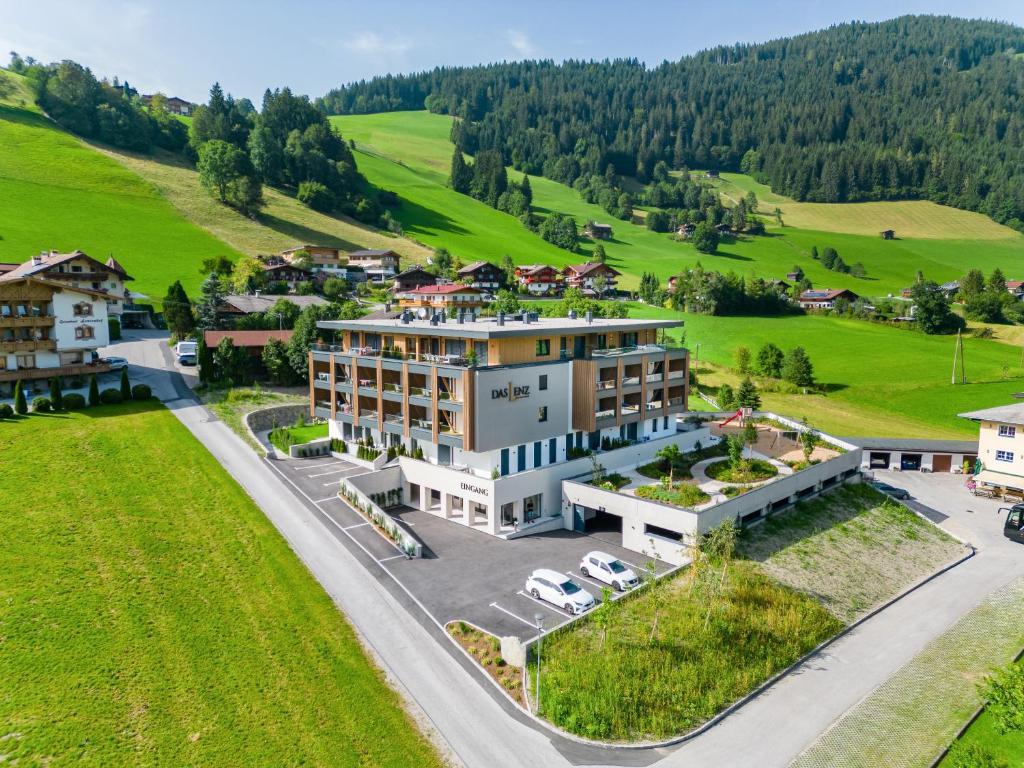奥贝劳Das Lenz by Inncomer的绿色地带建筑物的空中景观