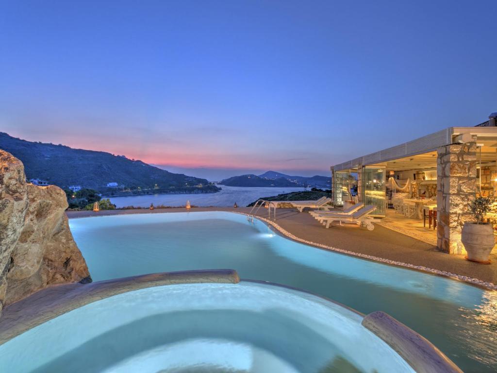 GrikosEirini Luxury Hotel Villas的大楼前的大型游泳池