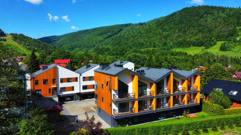 什切尔克Złoty Widok Ski & Spa的享有山景的建筑空中景观