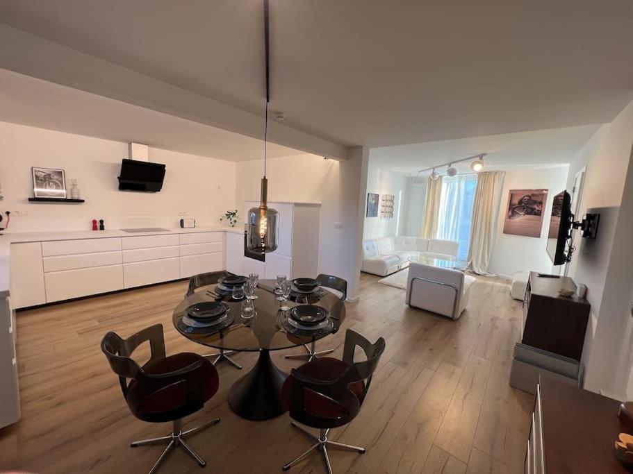 蒙斯Charmant appartement au look design的客厅配有桌子和一些椅子