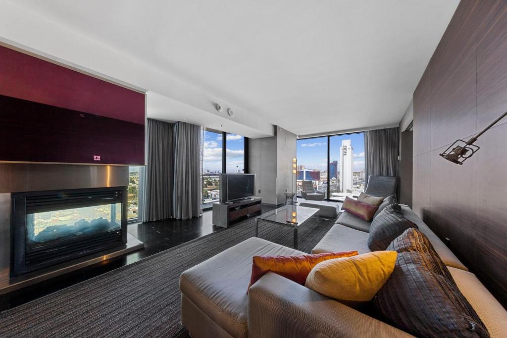 拉斯维加斯Modern Luxury 17 Floor Panoramic Huge Corner Suite的带沙发和壁炉的客厅