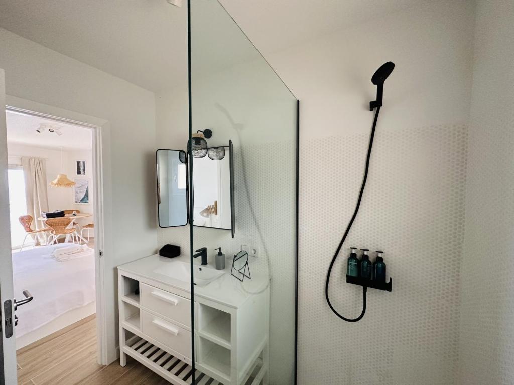 伊科德洛斯维诺斯Apartment Blue Monis with Amazing Views的带淋浴和镜子的浴室