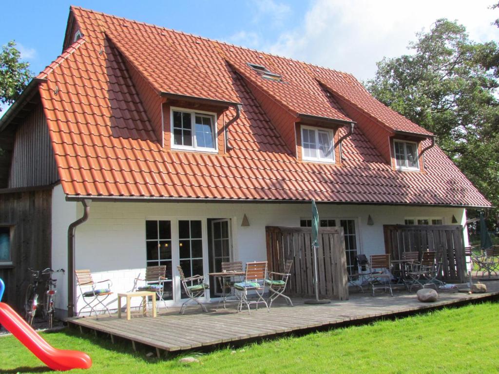 维特Hus-Hiddensee-Eckhaus-A的一座带露台的橙色屋顶房屋