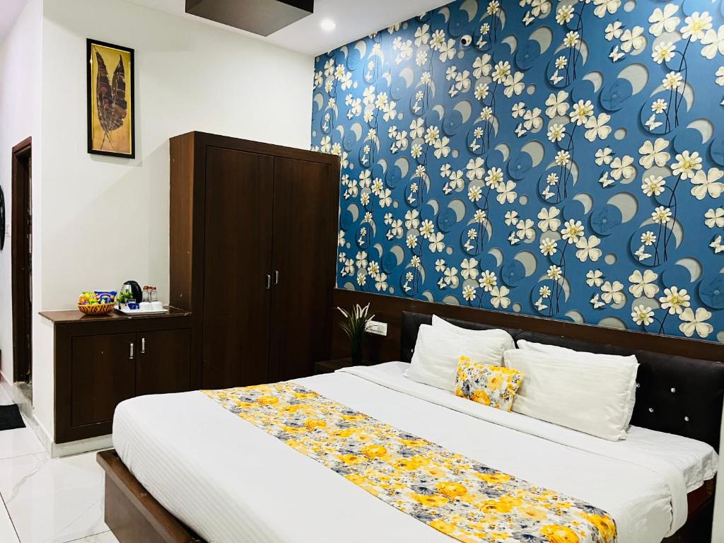 商沙巴Hotel Plaza Airport Zone的一间卧室配有一张蓝色墙壁的床