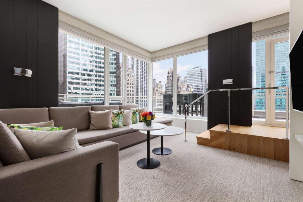 纽约第五大道安达士酒店 - 凯悦集团概念的带沙发和大窗户的客厅