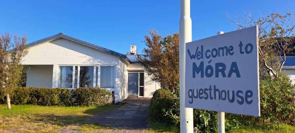 Birkimelur Móra guesthouse的欢迎在房子前看到马卡标志
