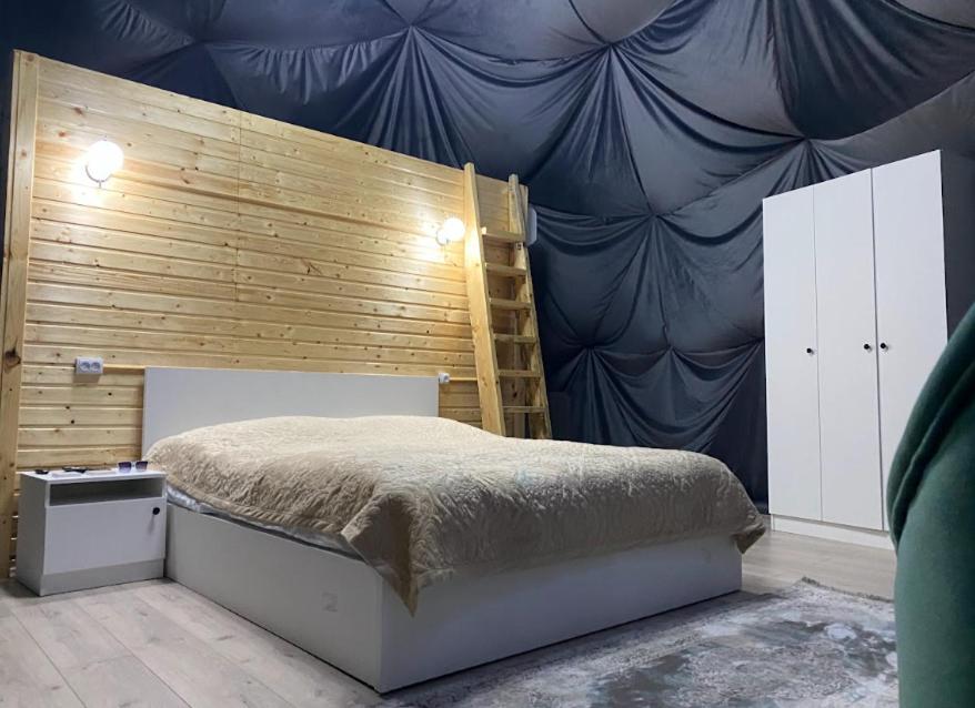 博孔巴耶沃Shatyly Lake ViewGlamping的一间卧室设有一张床和木墙
