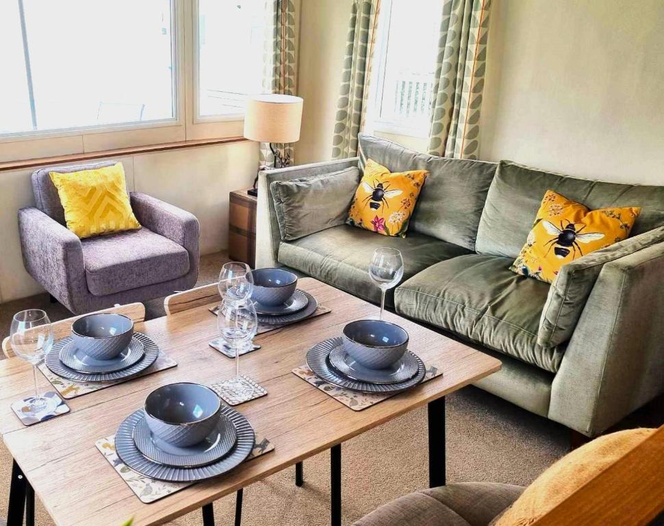 赛伦塞斯特Eden Breaks, Mallard Lake的带沙发和咖啡桌的客厅