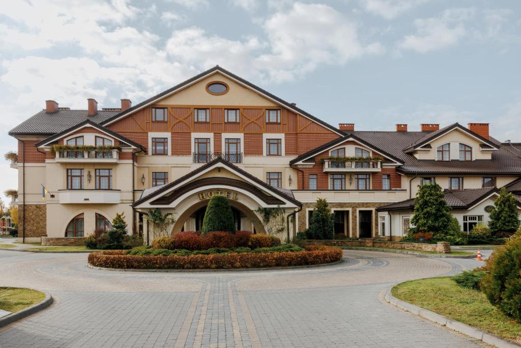 利沃夫潘斯卡戈拉酒店的前面有车道的大建筑