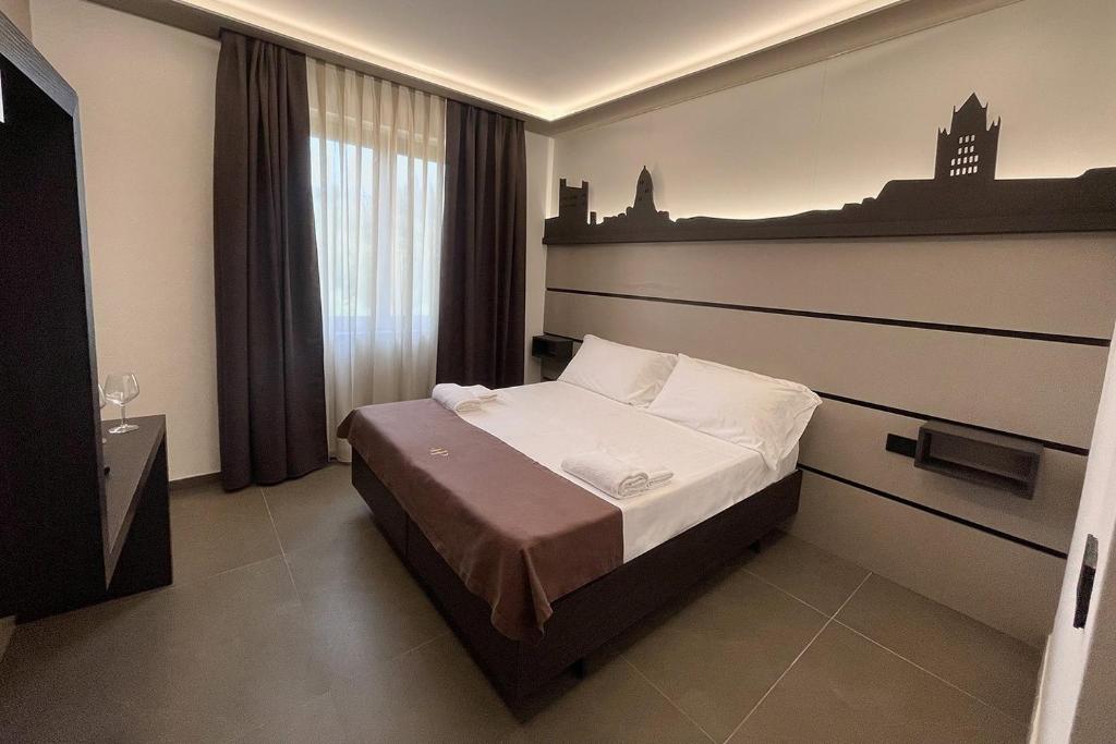 锡耶纳都耶庞蒂皇宫酒店的卧室配有一张床