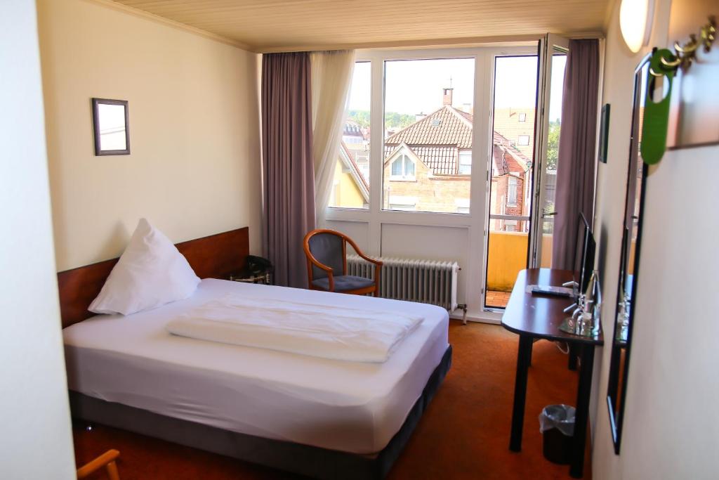斯图加特埃菲酒店的酒店客房设有床和窗户。