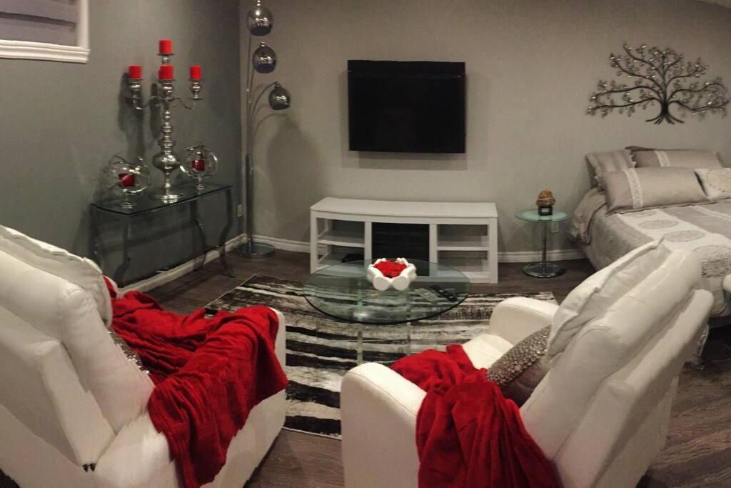 魁北克市Loft Nid d’amour的客厅配有2张白色沙发和电视